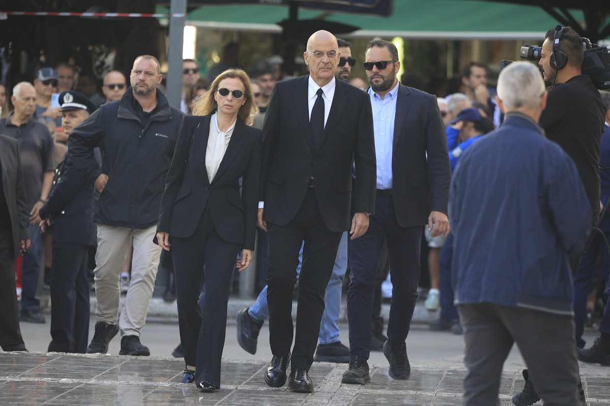 Διονύσης Σαββόπουλος: Σε λαϊκό προσκύνημα η σορός του (ΦΩΤΟ)