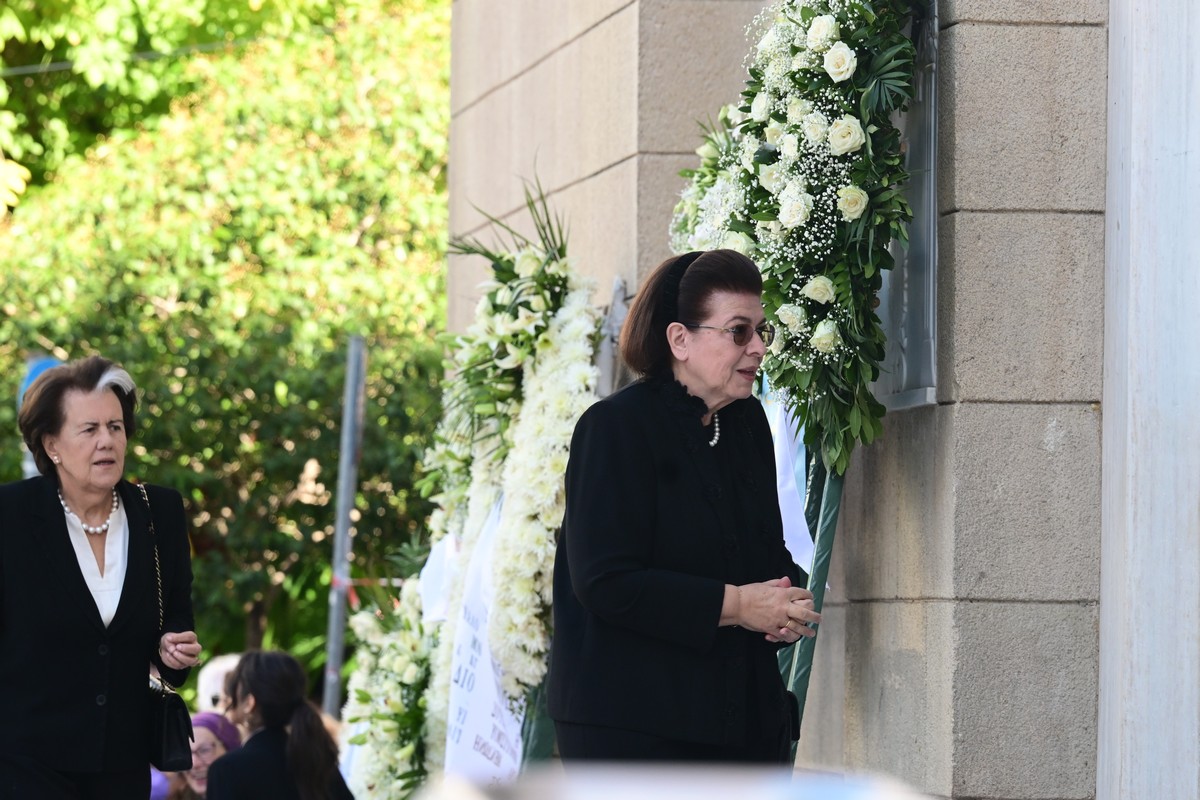 Διονύσης Σαββόπουλος: Σε λαϊκό προσκύνημα η σορός του (ΦΩΤΟ)
