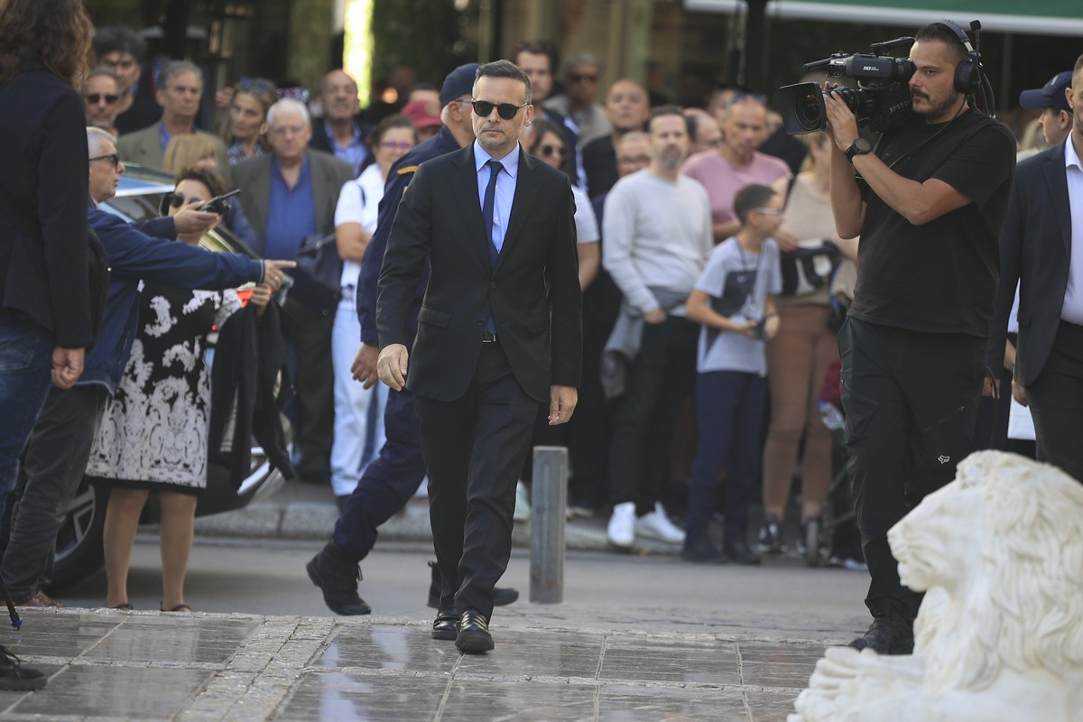 Διονύσης Σαββόπουλος: Σε λαϊκό προσκύνημα η σορός του (ΦΩΤΟ)