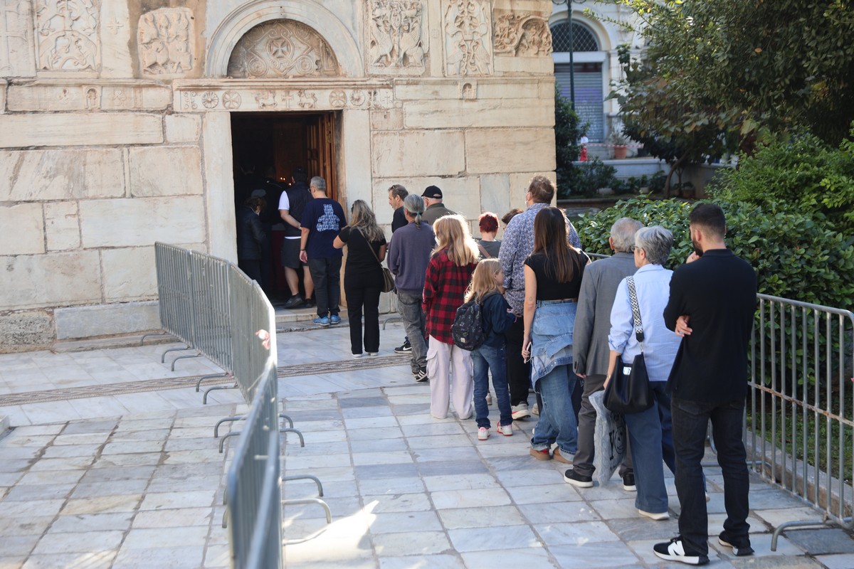 Διονύσης Σαββόπουλος: Σε λαϊκό προσκύνημα η σορός του (ΦΩΤΟ)