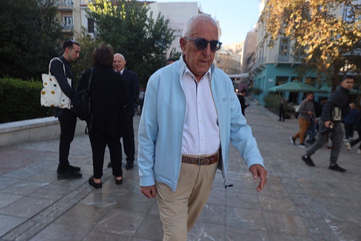 Διονύσης Σαββόπουλος: Σε λαϊκό προσκύνημα η σορός του (ΦΩΤΟ)