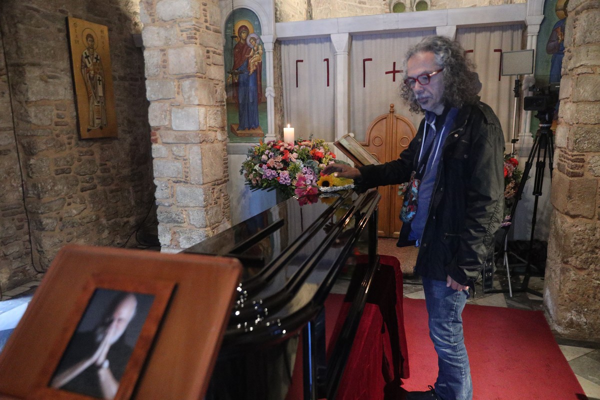 Διονύσης Σαββόπουλος: Σε λαϊκό προσκύνημα η σορός του (ΦΩΤΟ)