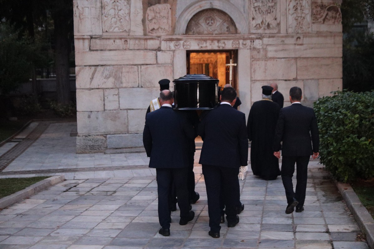 Διονύσης Σαββόπουλος: Σε λαϊκό προσκύνημα η σορός του (ΦΩΤΟ)