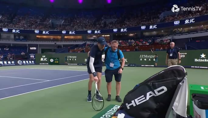 Η ζέστη «λύγισε» τον Σίνερ – Αποχώρησε με κράμπες στη Σαγκάη (VIDEO)