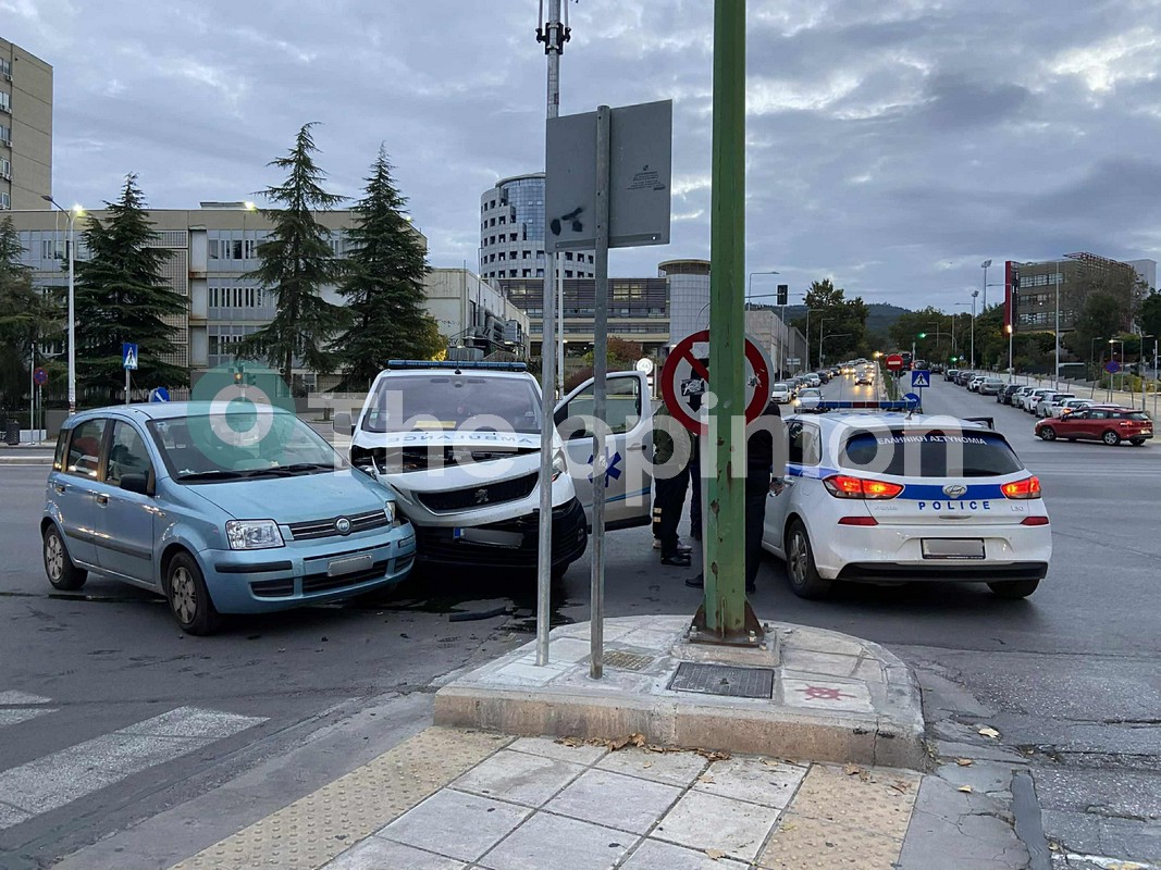 Θεσσαλονίκη: Αυτοκίνητο συγκρούστηκε με ιδιωτικό ασθενοφόρο δίπλα στο ΠΑΜΑΚ (ΦΩΤΟ-VIDEO)