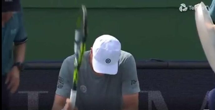 Τενίστας πέταξε την ρακέτα του και παραλίγο να χτυπήσει θεατές (VIDEO)