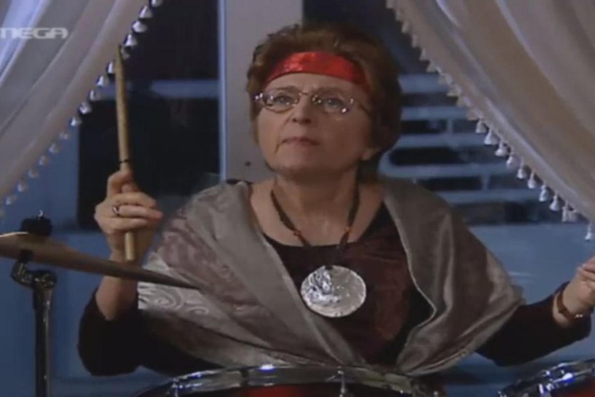 Θεοπούλα: Η πιο ανατρεπτική γιαγιά της ελληνικής τηλεόρασης (VIDEO)