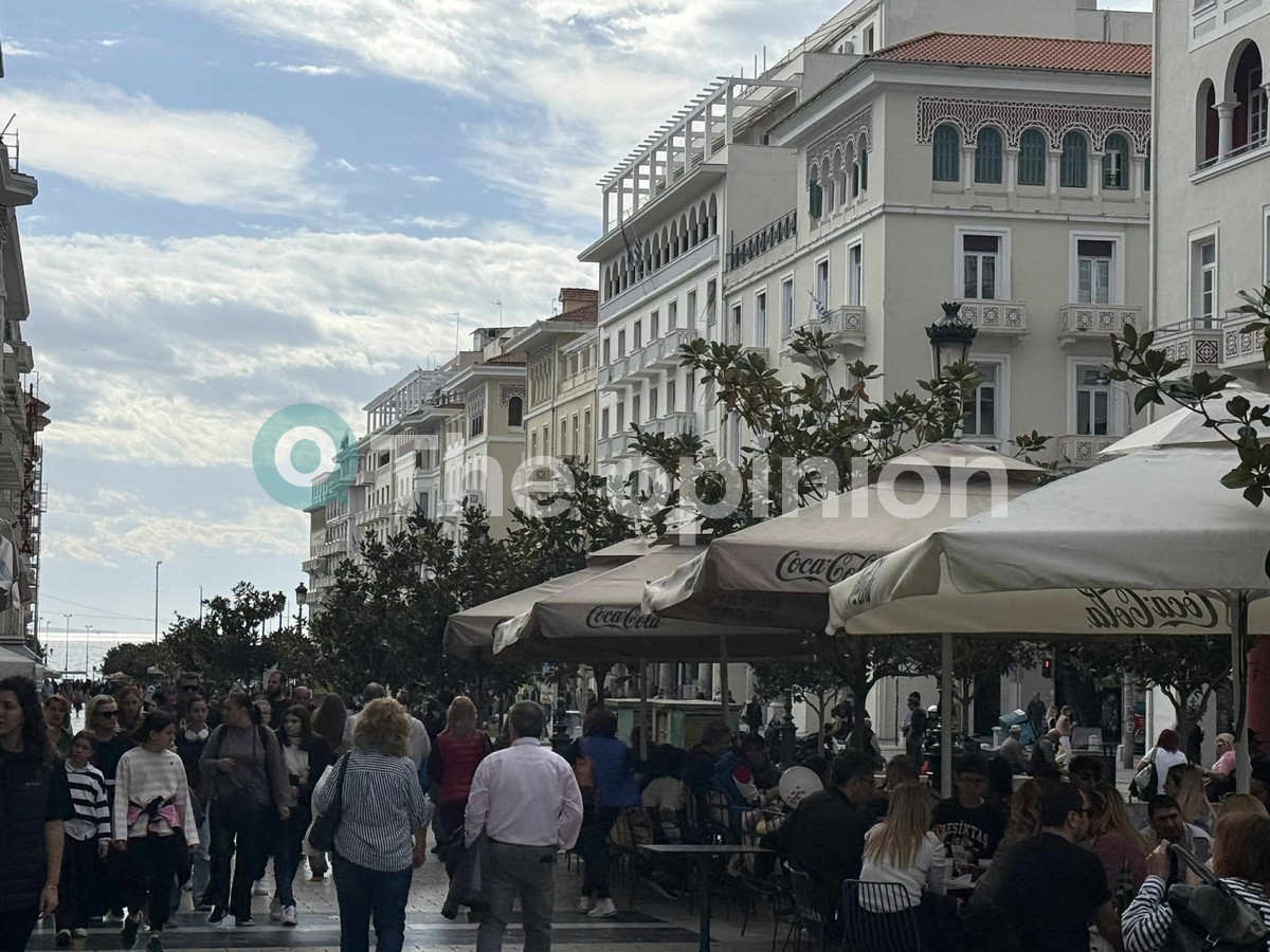 Θεσσαλονικείς και τουρίστες σε εορταστικό κλίμα: Πλημμύρισαν από κόσμο σοκάκια και πλατείες στο κέντρο (ΦΩΤΟ)