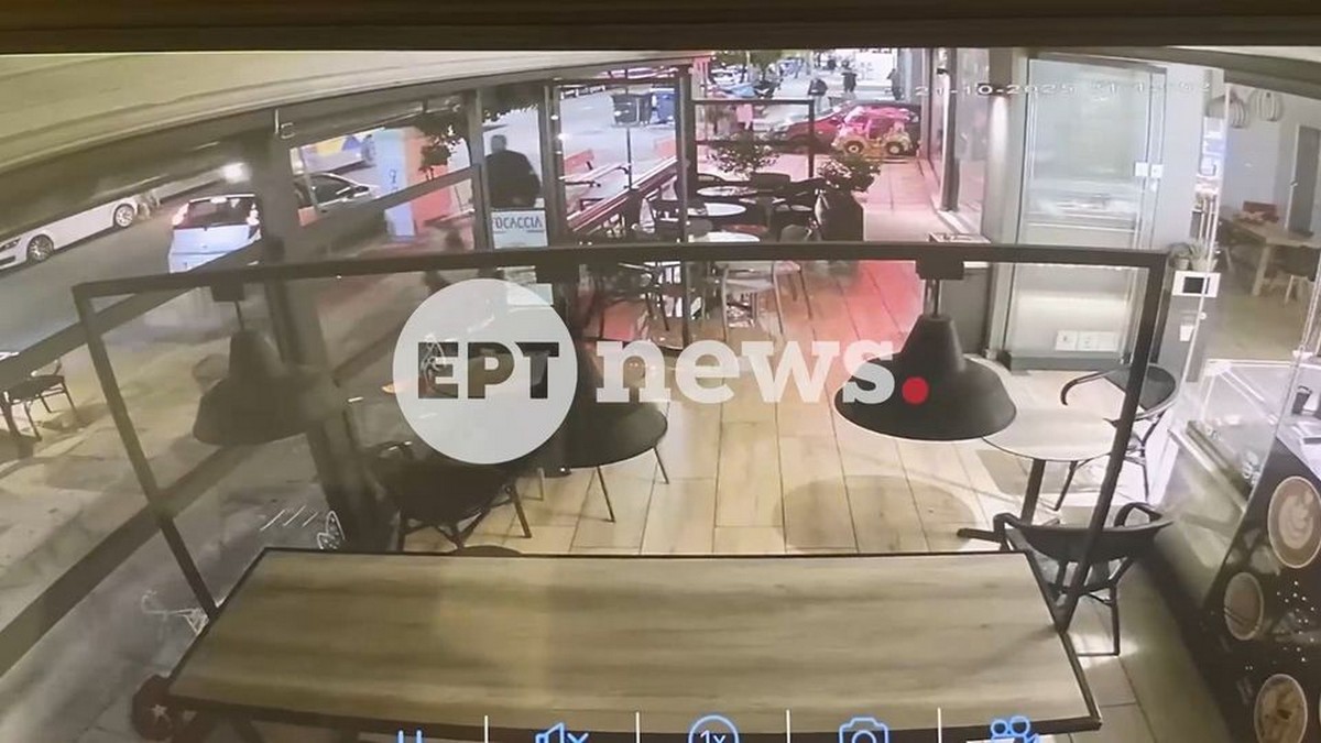 Αττική: Βίντεο ντοκουμέντο από τη στιγμή που μητέρα και παιδί παρασύρονται από ΙΧ (VIDEO)