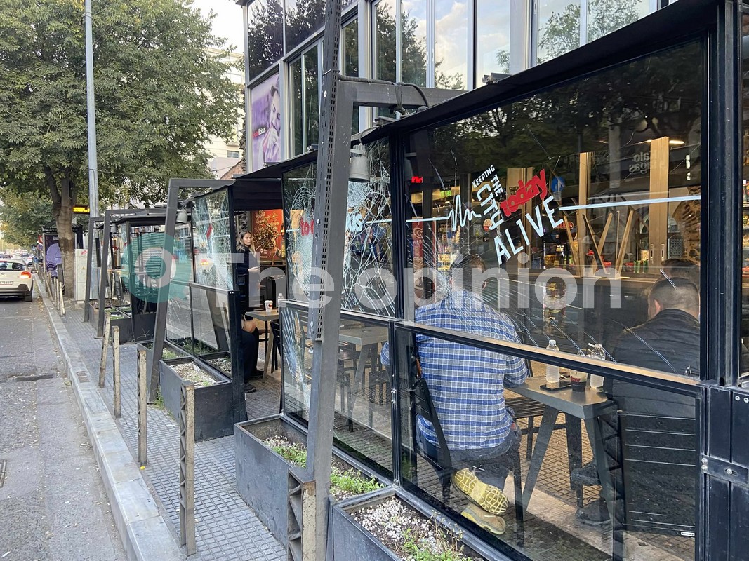 Άνδρας τα έκανε γυαλιά καρφιά σε κατάστημα ψιλικών στο κέντρο της πόλης (ΦΩΤΟ)