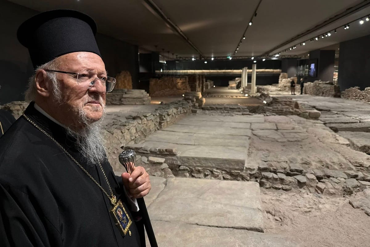 Θεσσαλονίκη: Ο Οικουμενικός Πατριάρχης ξεναγήθηκε στα αρχαία του σταθμού της Βενιζέλου στο Μετρό (ΦΩΤΟ)