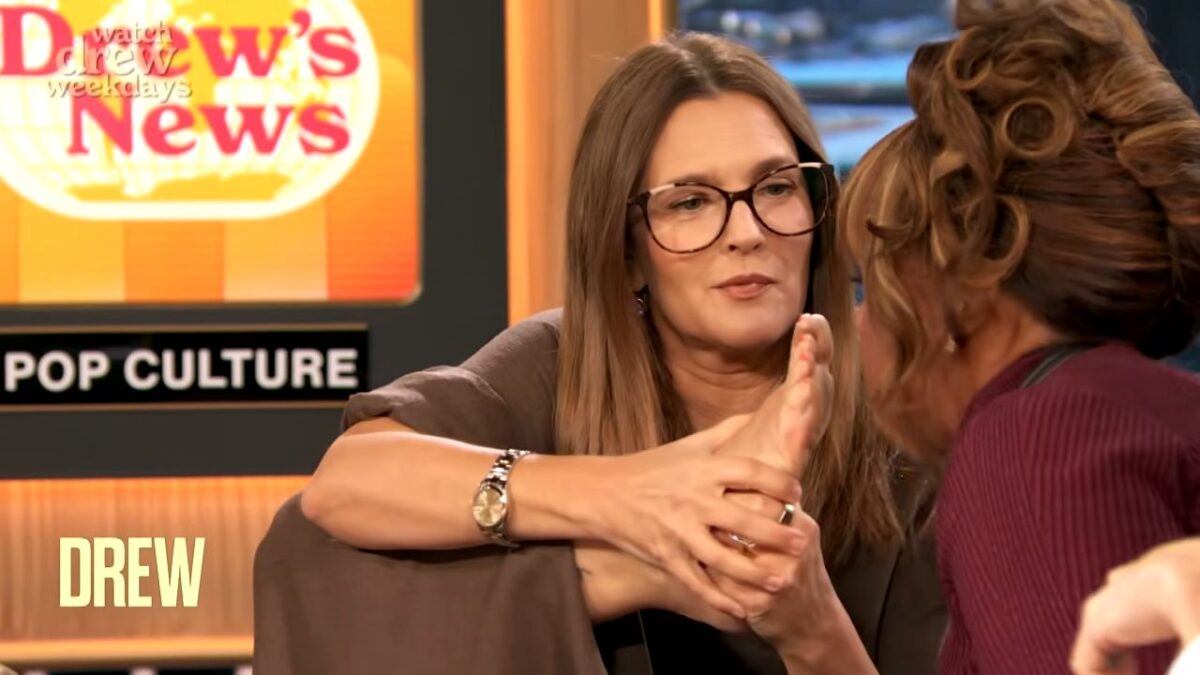 Η Ντρου Μπάριμορ έπεισε τους συμπαρουσιαστές της να μυρίσουν τα πόδια της (VIDEO)