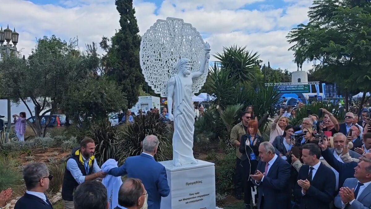 Ο κακός χαμός με το άγαλμα του «Προμηθέα των Μικρομεσαίων» στα social media