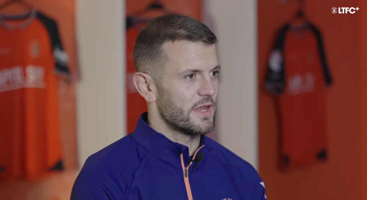 Πρώην σταρ της Άρσεναλ σε πάγκο-έκπληξη – Ο τρίτος νεότερος προπονητής στην ιστορία της EFL (VIDEO)