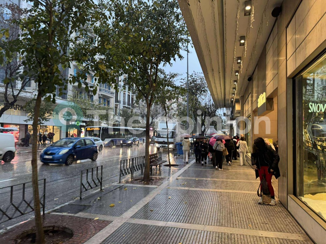 Βροχερή Black Friday: Αγορές με ομπρέλες και… υπομονή στη Θεσσαλονίκη (ΦΩΤΟ)