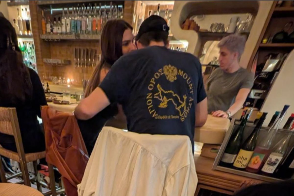 Ο Ρομέν Γαβράς σε ραντεβού με την Έμιλι Ραταϊκόφσκι, φορώντας μπλούζα «Άγιον Όρος» (ΦΩΤΟ)