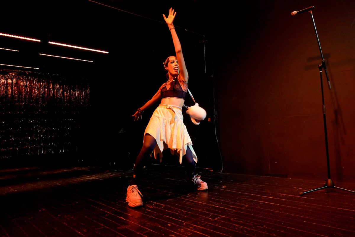 Το «Κάθεται και Κλαίει» της Ελένης Παπαλάμπρου στην Θεσσαλονίκη