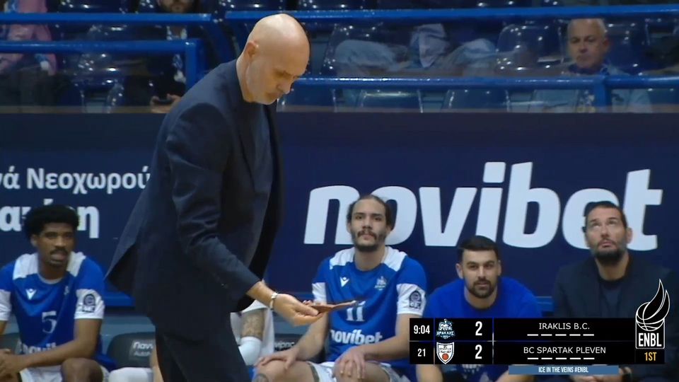 Έγινε και… αυτό: Κομμάτι ξύλου έπεσε από την οροφή του «Ιβανωφείου» εν ώρα αγώνα (VIDEO)