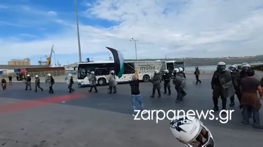 Άνδρας της ασφάλειας πήγε να κάνει σύλληψη αλλά τον χτύπησαν οι… συνάδελφοί του: «Δικός σας είμαι», φώναζε (VIDEO)