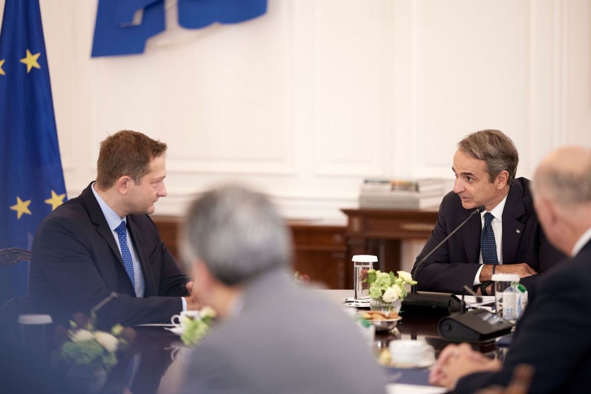 Συνάντηση Μητσοτάκη – Επίτροπου Χάνσεν στο Μέγαρο Μαξίμου