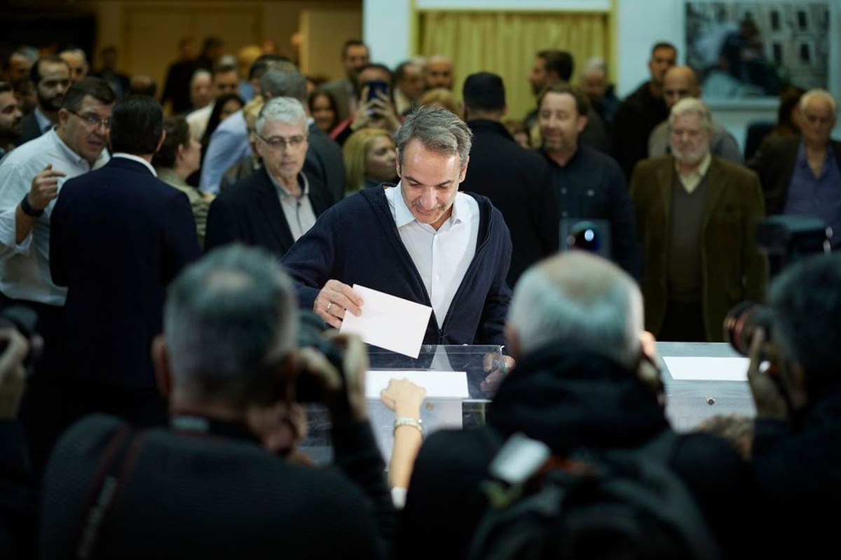 Εσωκομματικές εκλογές ΝΔ: Μαζί με τον γιο του ψήφισε ο Κυριάκος Μητσοτάκης