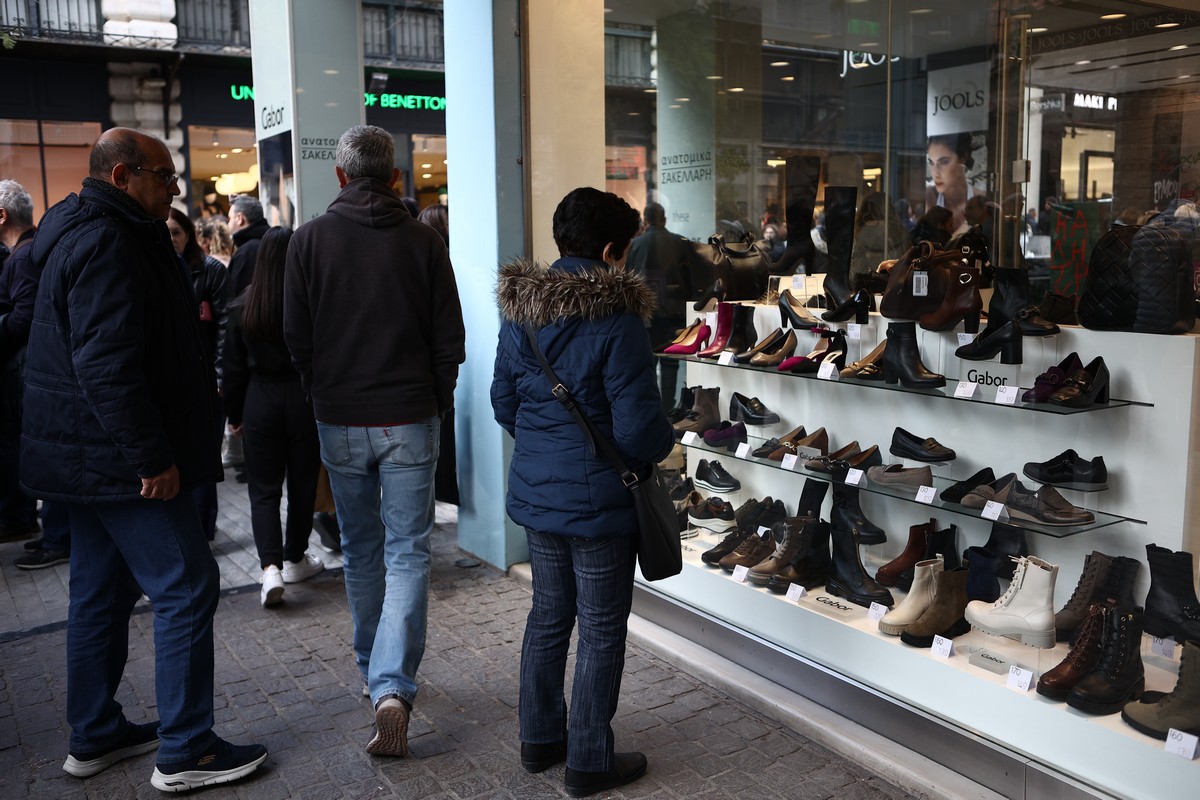 Χριστούγεννα 2025: Τι δείχνει έρευνα της ΕΥ για τις αγορές των Ελλήνων