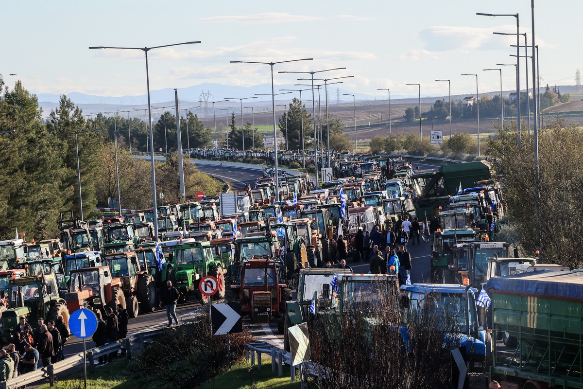 Στα δύο έχει κοπεί η χώρα λόγω των κινητοποιήσεων των αγροτών