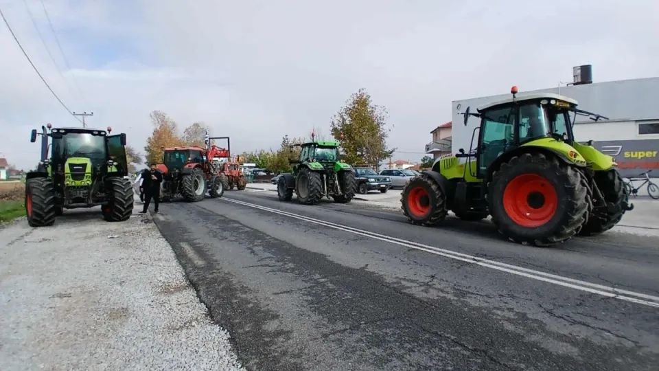 Μαγνησία: Αγρότες και κτηνοτρόφοι απέκλεισαν την παλαιά Εθνική Οδό Βόλου–Λάρισας