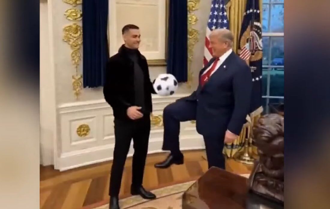 ΑΙ βίντεο δείχνει τον Τραμπ να… παίζει μπάλα με τον Ρονάλντο στο γραφείο του (VIDEO)