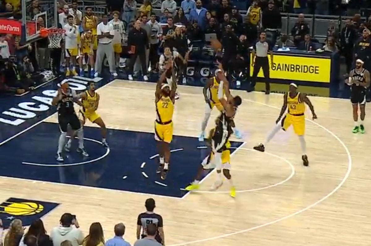 Το απίστευτο buzzer beater του Γιάννη χάρισε την νίκη στους Μπακς – Χειρονομίες στο τέλος του αγώνα (VIDEO)