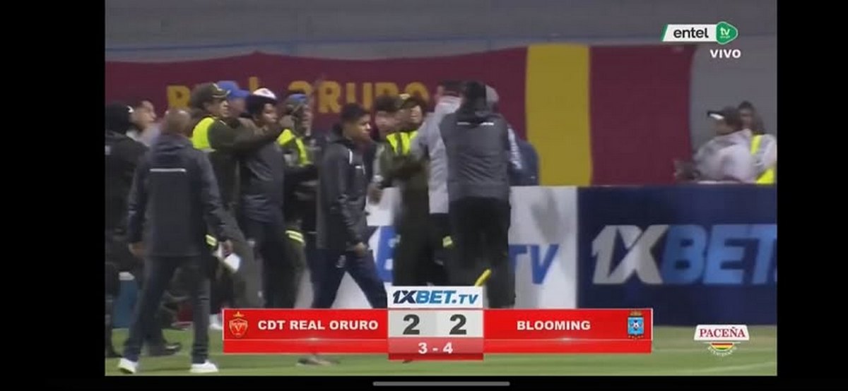 Πολεμικό σκηνικό σε αγώνα στη Βολιβία: Γροθιές, δακρυγόνα και 17 αποβληθέντες (VIDEO)