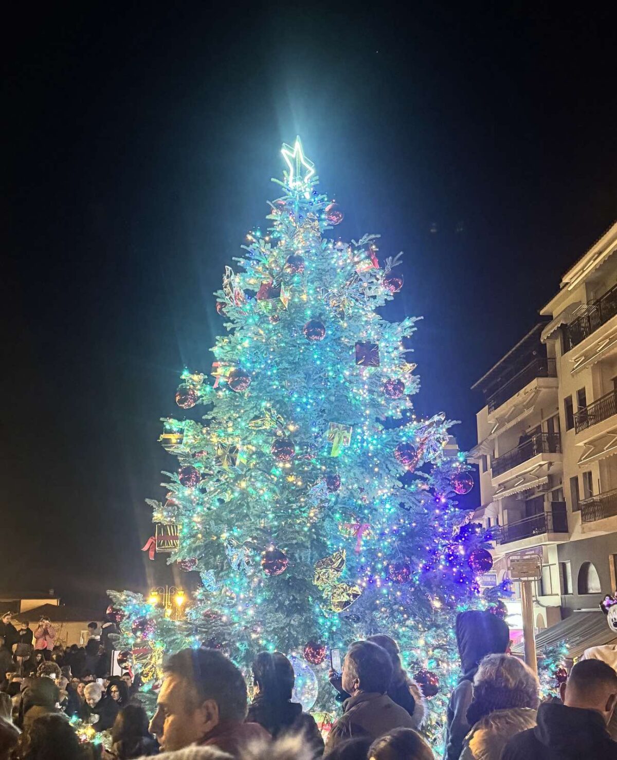 Η πρωτεύουσα της Χαλκιδικής, ο Πολύγυρος, φόρεσε τα γιορτινά του κι ετοιμάζεται να υποδεχτεί τα Χριστούγεννα!