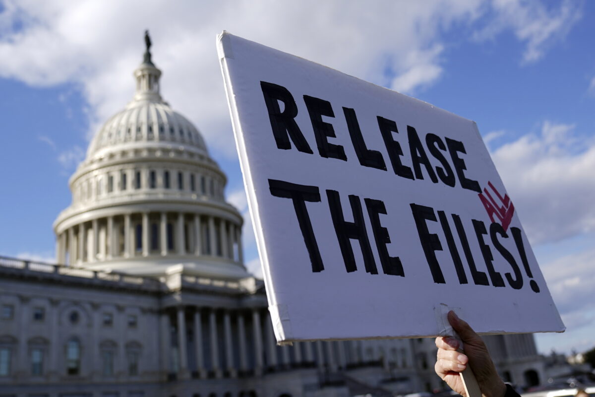 Υπέγραψε τη δημοσιοποίηση των αρχείων Έπσταϊν ο Τραμπ – «Στιγμή της αλήθειας ή προπέτασμα καπνού»