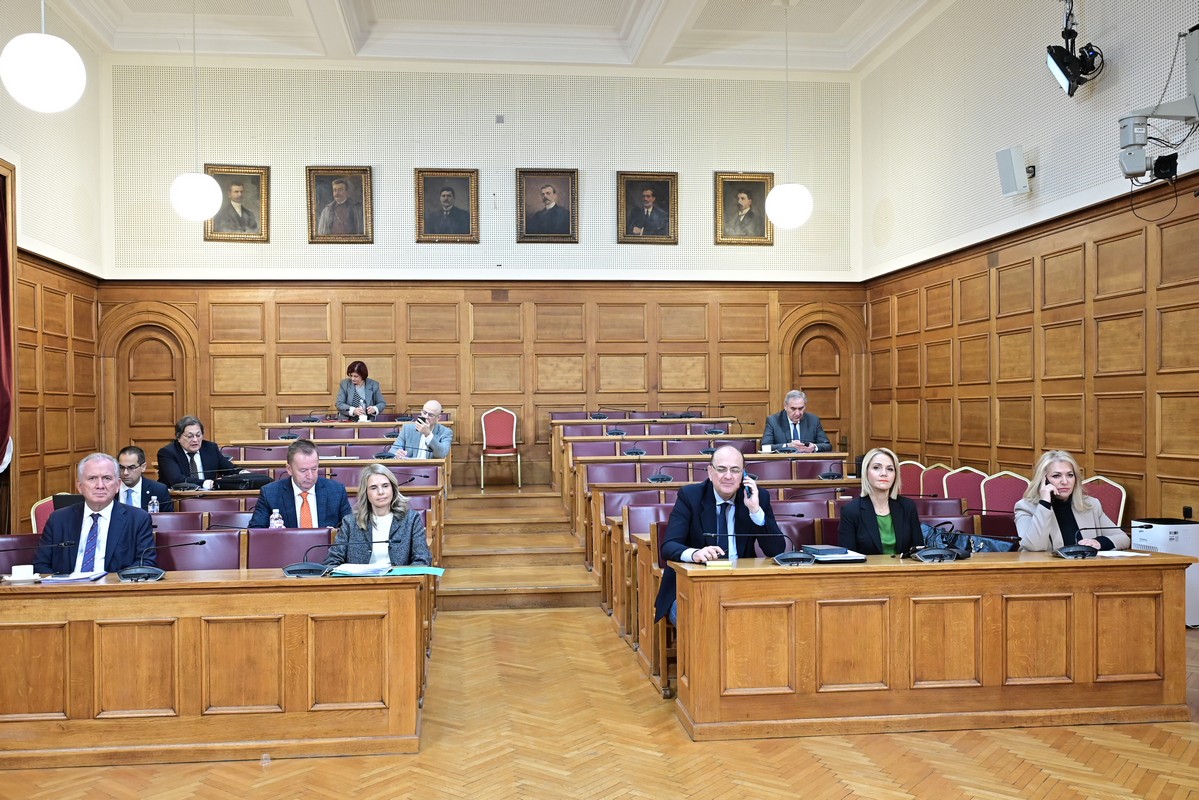 Πηγές ΣΥΡΙΖΑ: «Παίζουν ακόμα καθυστερήσεις για τον “Φραπέ” και εμπαίζουν την Εξεταστική Επιτροπή»