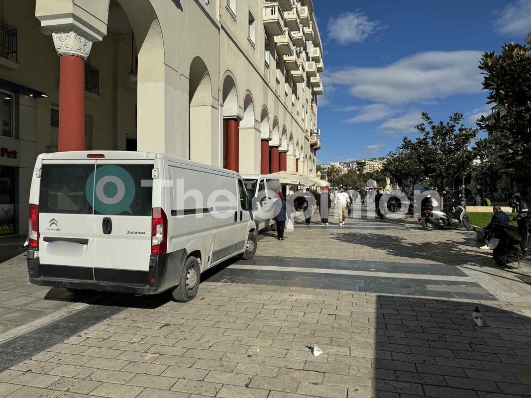 «Πάρτι» φορτοεκφορτώσεων στην Αριστοτέλους (ΦΩΤΟ)