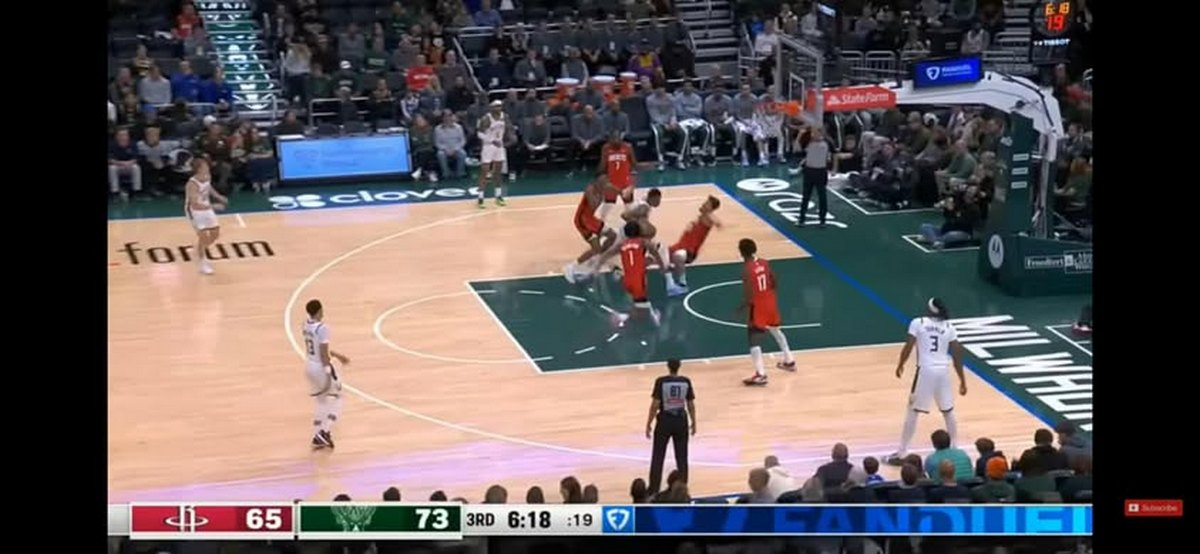 Μοναδικό στιγμιότυπο: Ο Γιάννης «χόρεψε» τον Σενγκούν και τον άφησε στο… πάτωμα (VIDEO)