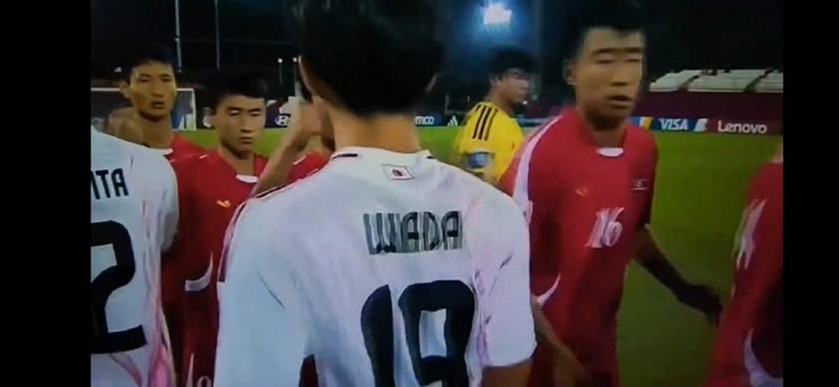 Βόρεια Κορέα U17 – Ιαπωνία U17: Ο ασυνήθιστος χαιρετισμός στο γήπεδο πριν τον αγώνα (VIDEO)