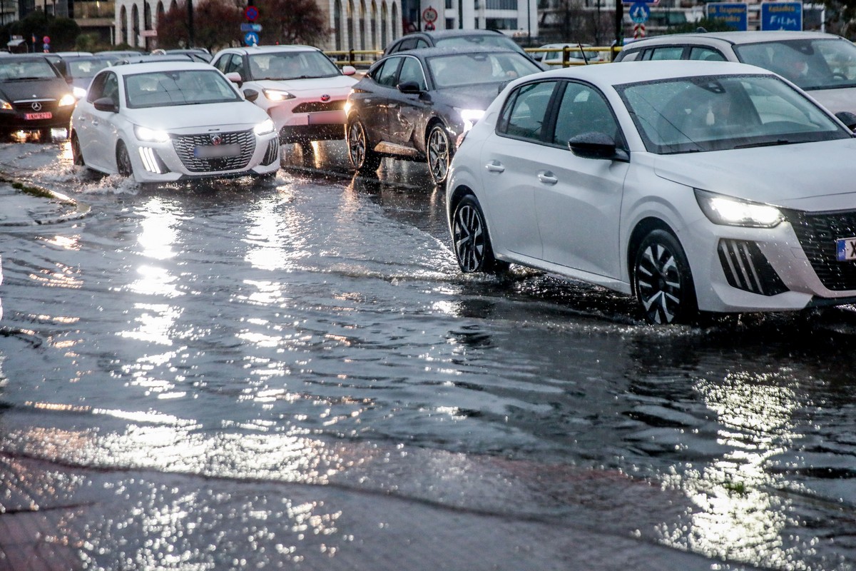Γιατί δεν πρέπει να κλειδώνω το αυτοκίνητο όταν βρέχει