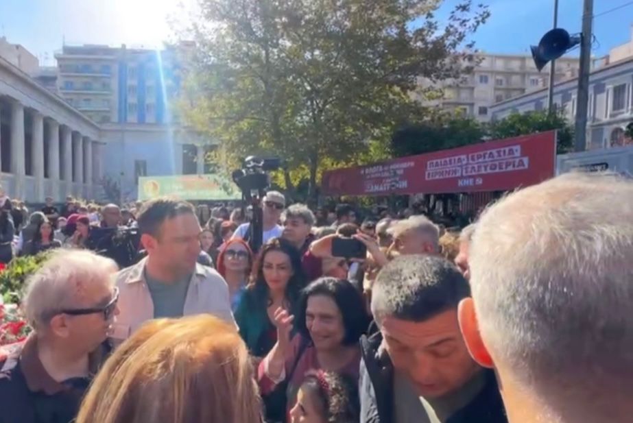 Κατάθεση στεφάνου του Στέφανου Κασσελάκη στο Πολυτεχνείο