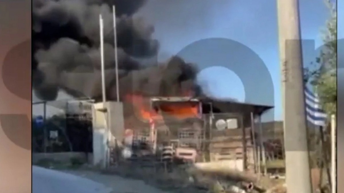 «Καίγομαι, καίγομαι» – Δραματική διάσωση ενός ηλικιωμένου που εγκλωβίστηκε σε φλεγόμενο τροχόσπιτο (VIDEO)