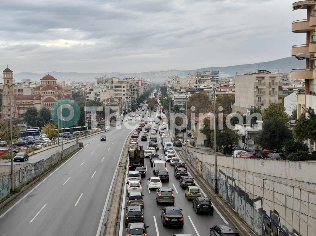 Το ψιλόβροχο έφερε κυκλοφοριακό κομφούζιο στη Θεσσαλονίκη (ΦΩΤΟ-VIDEO)