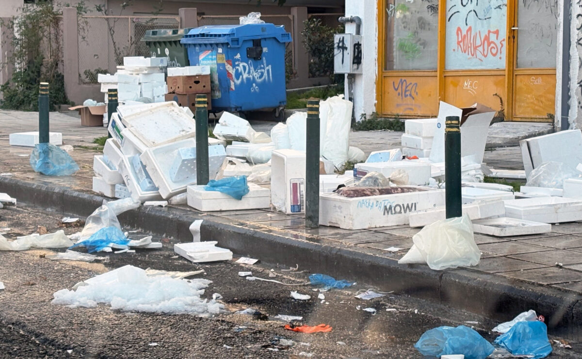 Σκουπίδια στους δρόμους μετά τη λαϊκή: Καταγγελία του Δήμου Νεάπολης-Συκεών (ΦΩΤΟ)