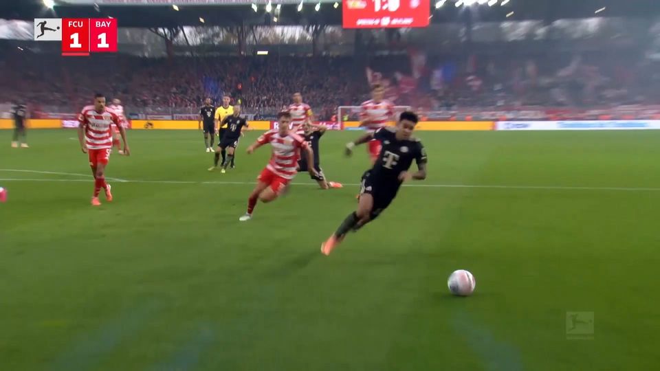 Bundesliga: Απίθανο γκολ του Λουίς Ντίαζ από τη… γραμμή του άουτ (VIDEO)