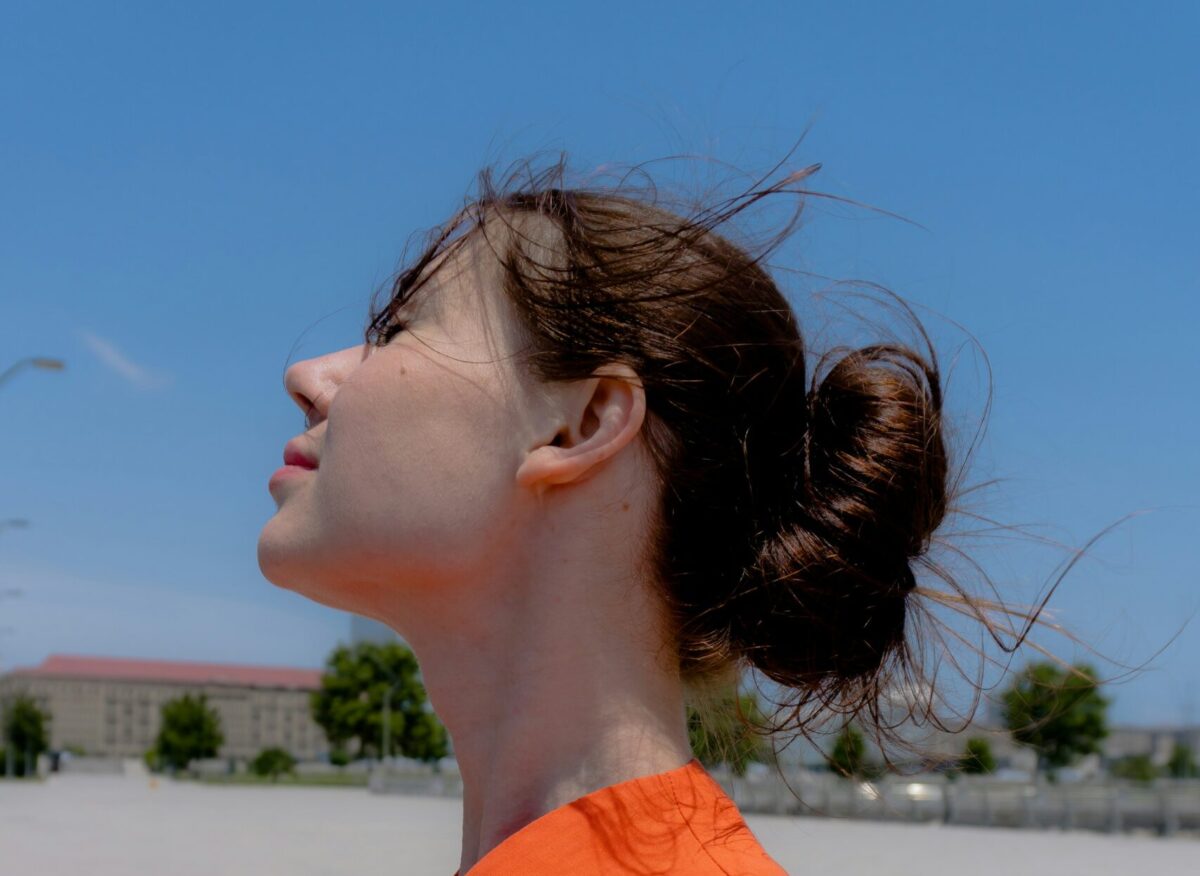 Το νέο chic χτένισμα που κάνει θραύση φέτος και αντικαθιστά την κλασική αλογοουρά