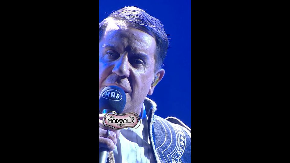 Ο Μαζωνάκης τραγούδησε Σαββόπουλο με παραδοσιακή στολή και τσαρούχια (VIDEO)