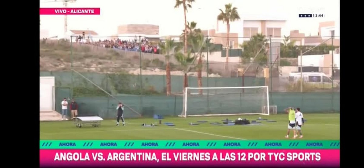 «Τρέλα» για τον Μέσι – Σκαρφαλώνουν σε τοίχους και δέντρα για να τον δουν (VIDEO)