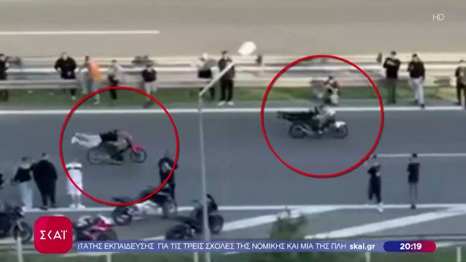 Χαλκίδα: Έκλεισαν δρόμο μέρα μεσημέρι για αυτοσχέδιες κόντρες με μηχανές (VIDEO)