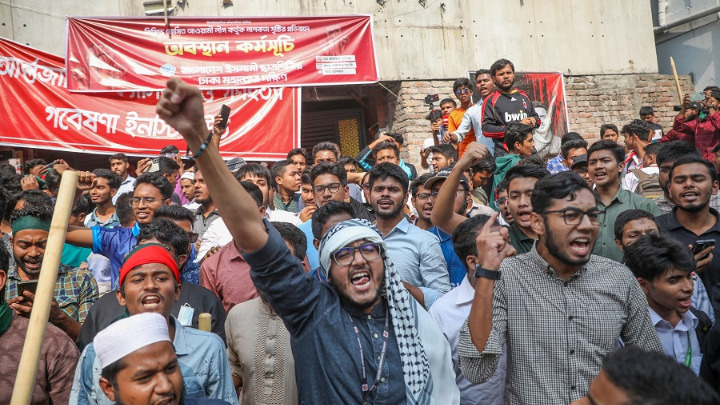 Σε κλοιό βίας το Μπαγκλαντές: Κλιμάκωση επεισοδίων πριν από την ετυμηγορία στη δίκη Χασίνα