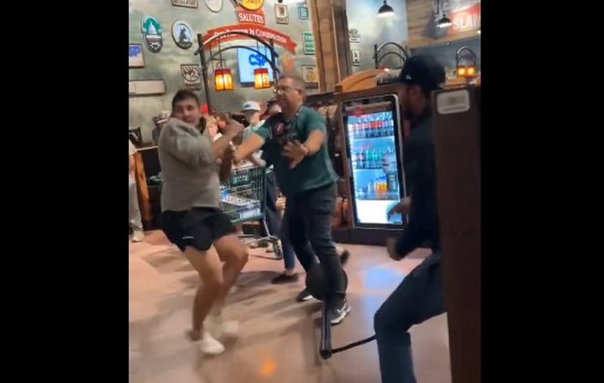 HΠΑ: Άγριος καβγάς σε κατάστημα – Άρχισαν να… παίζουν μπουνιές για τη σειρά στην τουαλέτα (VIDEO)