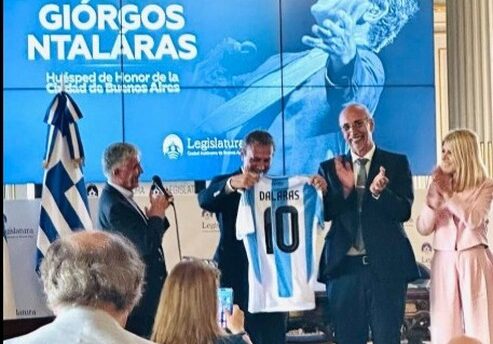 Γιώργος Νταλάρας: Τιμήθηκε στο Μπουένος Άιρες φορώντας την φανέλα της Αργεντινής
